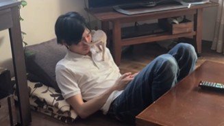 男性の肩に乗る猫