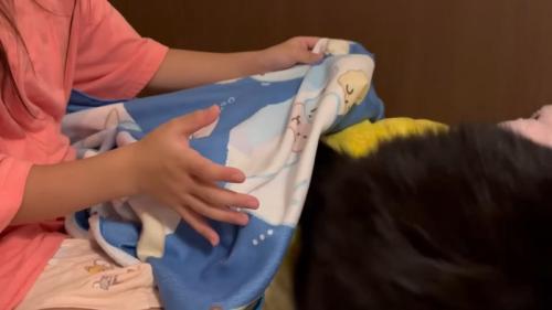 クッションを下りる猫ちゃん（画面左下）