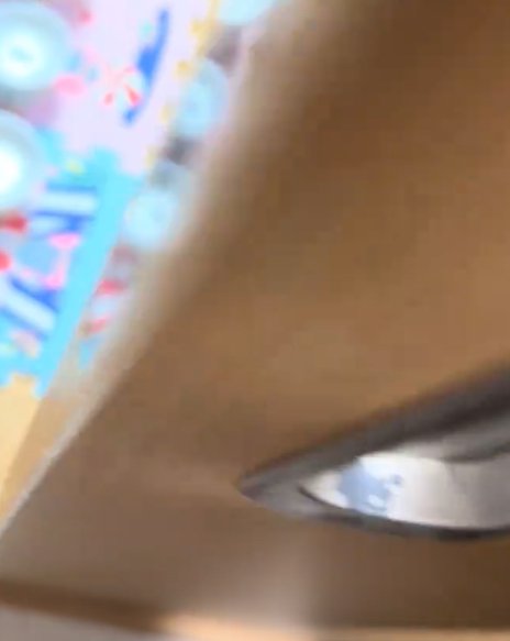 ドアがほんの少しだけ開く