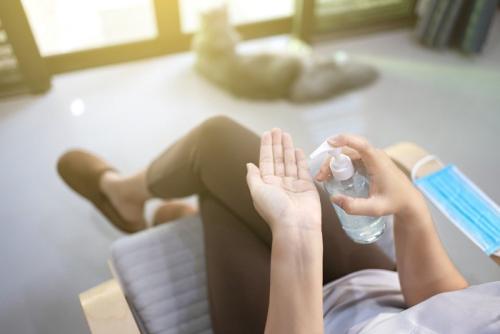 手を消毒しようとする人