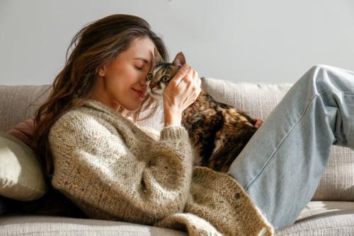 猫に顔を寄せる女性