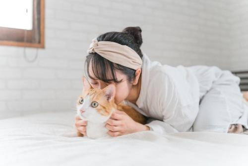 猫吸いする女性