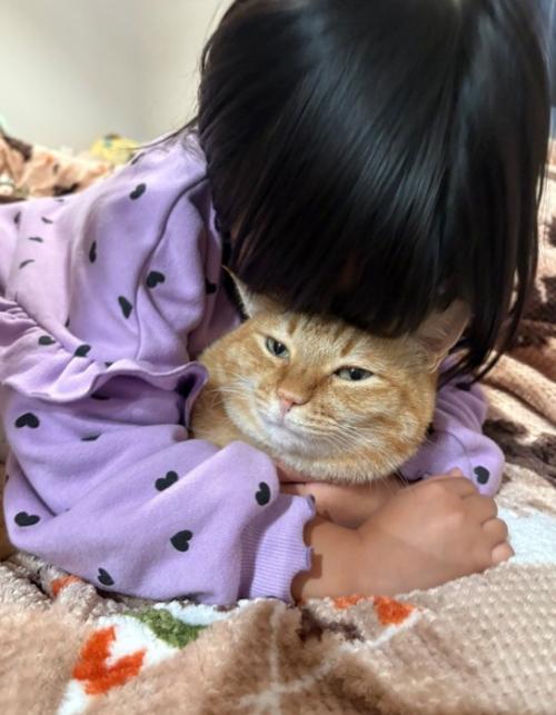 頭の匂いを嗅ぐ女の子