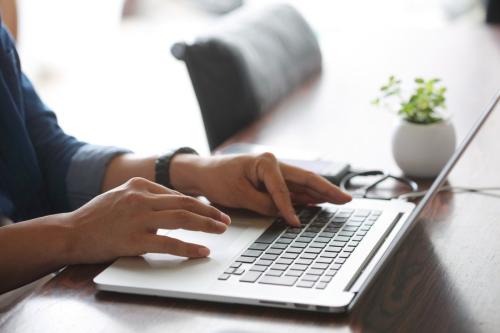 キーボードを打つ手