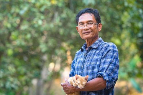 子猫を抱くアジア人男性