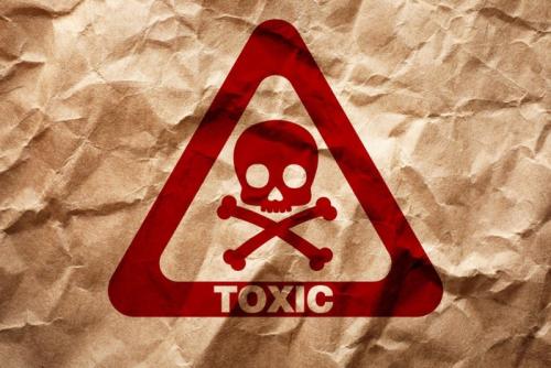 「TOXIC」と書かれた髑髏