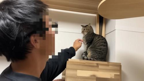 隅で固まって