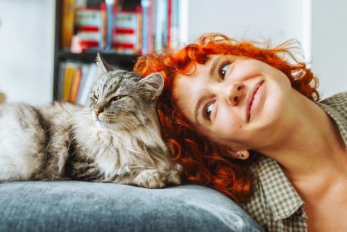 猫に寄り添う女性