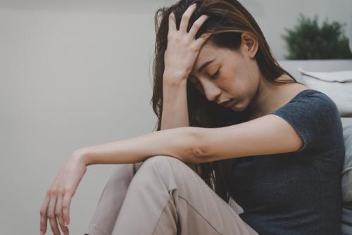 悲しむ女性