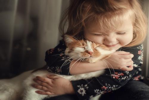 猫を抱きしめる幼児