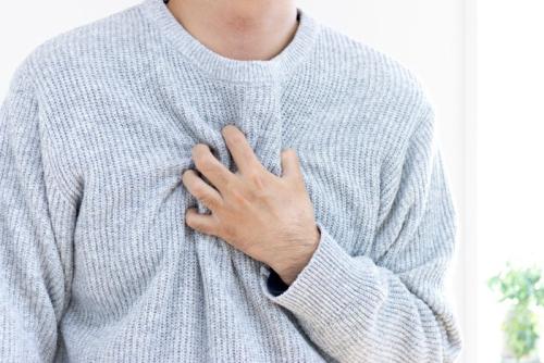 胸を押さえる男性