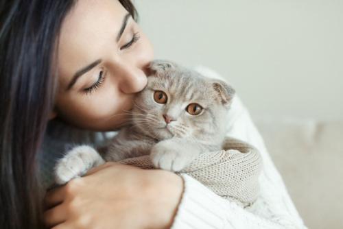 女性に抱っこされるスコ
