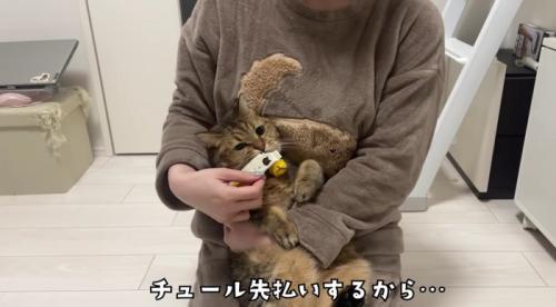 おやつを食べるみにらくん