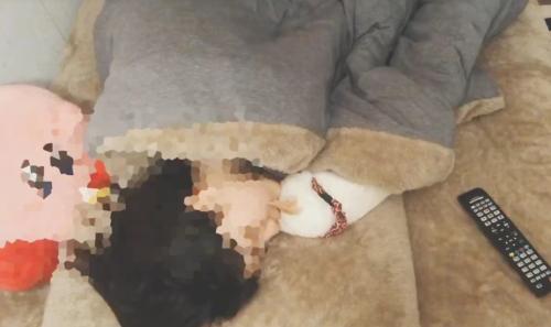 一緒に寝る猫と飼い主