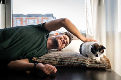 愛猫におしりトントンする男性