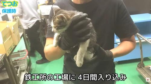 テロップ「鉄工所の工場内に~」