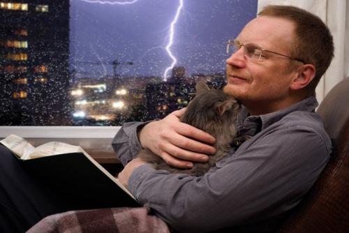 落雷で男性に抱っこされる猫