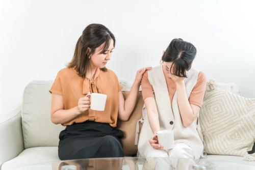 泣く女性を励ます女性