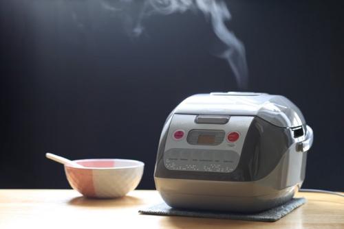 蒸気の出ている炊飯器