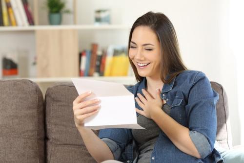 手紙を読んで笑う女性