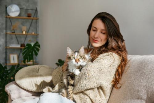猫と女性
