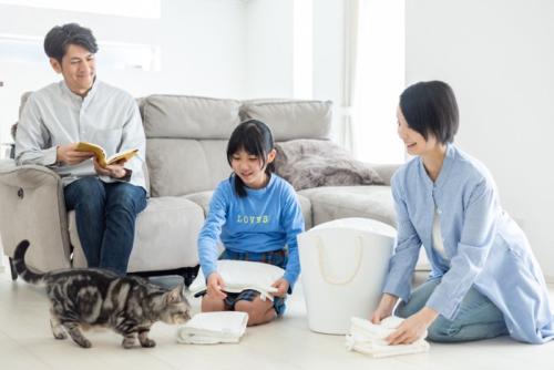 洗濯物を畳む家族