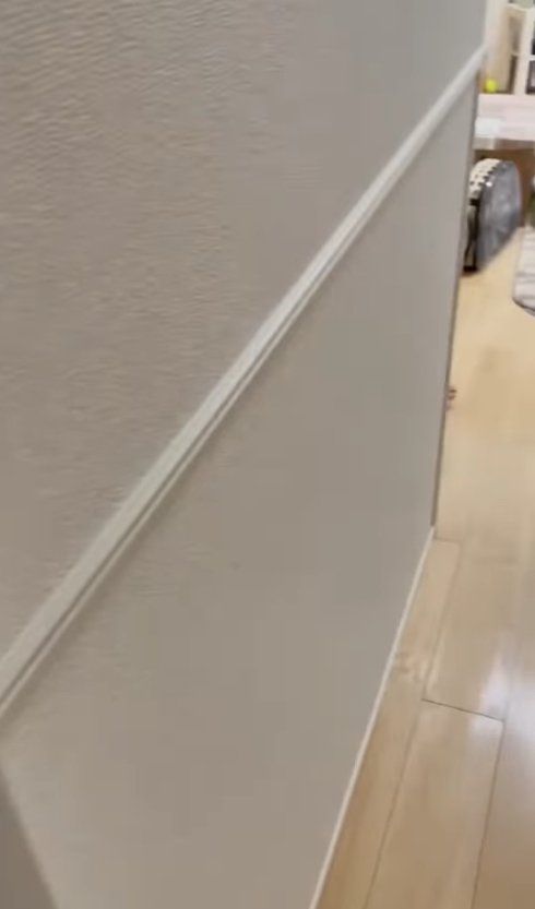 壁の隙間から見えるリビング