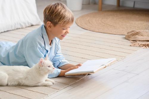 本を前にした猫と少年