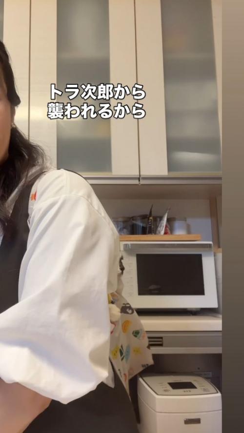キッチンの飼い主さんの背中