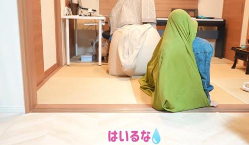 カバーに入る娘さん