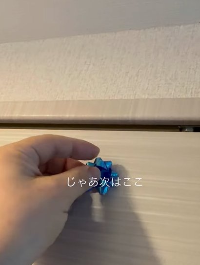 リボンを貼りつける人(じゃあ次はここ)