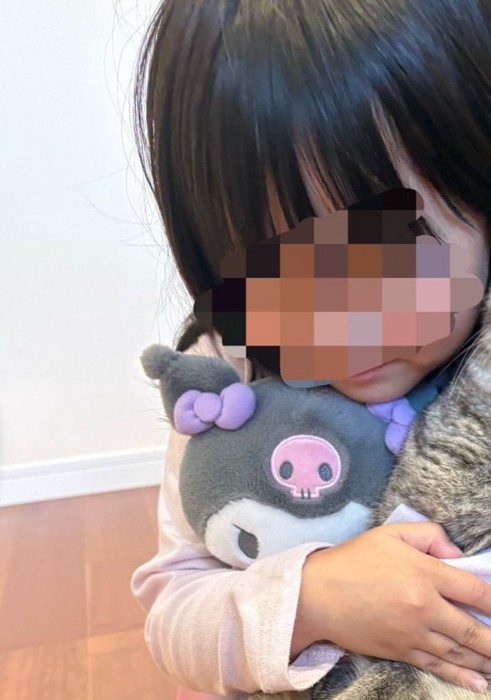 ぬいぐるみを抱きしめる女の子