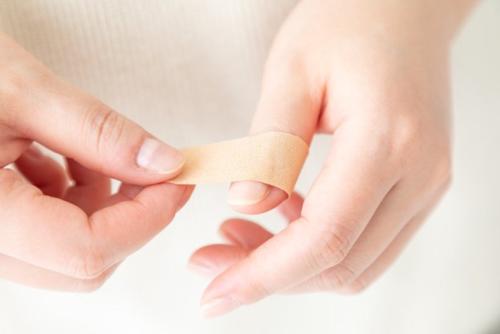 絆創膏を貼る