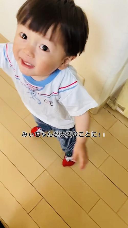 両親を呼びにくる男の子