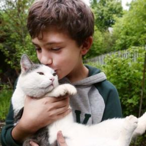 「出席率は100％」毎朝、少年と一緒に通学する飼い猫が、学校で大人気のマスコットに　英国スコットランド