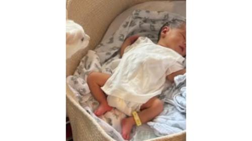 眠る赤ちゃん