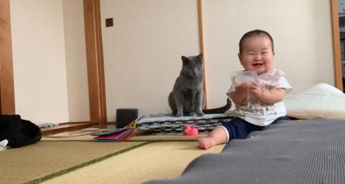 コップと赤ちゃん