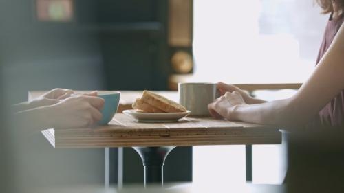 カフェで相談を受ける女性