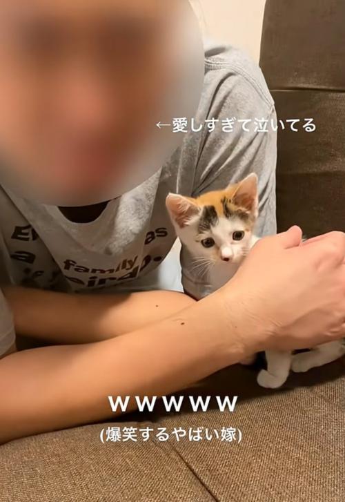 涙を流す男性
