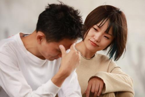 男性に寄り添う女性