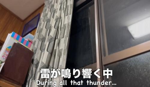 部屋の窓から映した外の様子