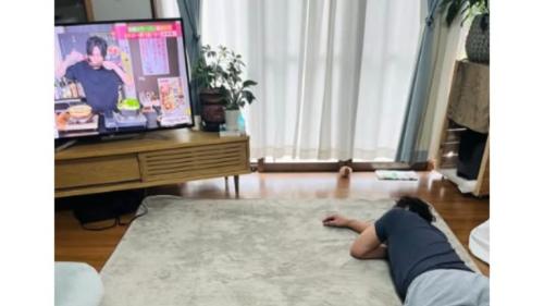 くつろぐ男性