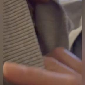 『服の中に入って遊んでいた猫』→顔を出してあげようと、袖口を広げたら…まさかの瞬間が26万再生「にぃーーー」「めちゃくちゃかわいいw」