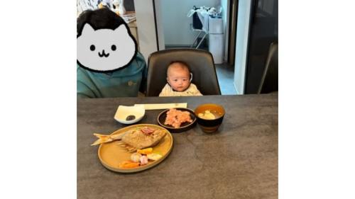 テーブルと赤ちゃん