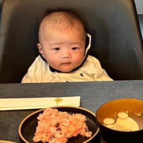 お食い初め中、赤ちゃんの『となりの席』を見ると……ほっこりする光景に１万いいね「狙っているｗ」「サイズほぼ同じでかわいいｗ」と話題