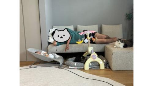 猫と赤ちゃんと男性