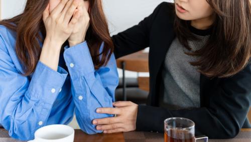 悩みを相談する女性