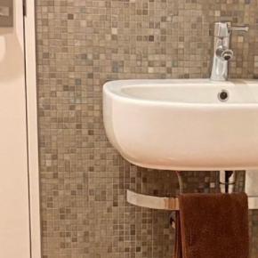 爪を切られ、薬も頑張ったネコ→様子を見てみると……笑ってしまう瞬間に「めっちゃ隠れてるww」「人生最悪の日だったにゃ」と反響