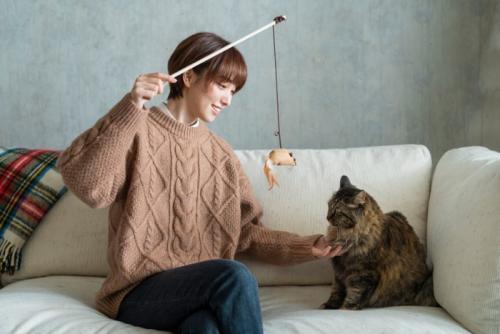 女性と猫