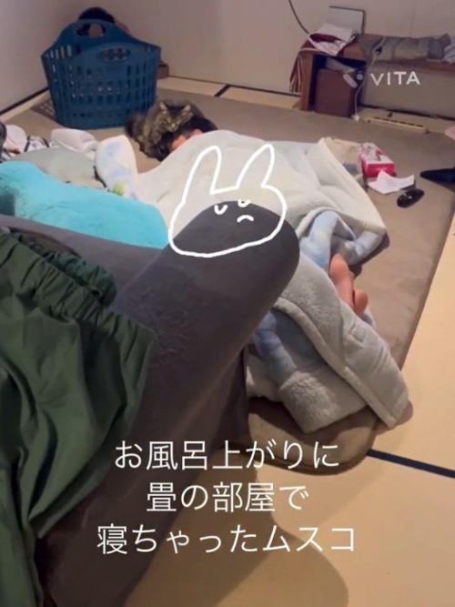 寝ている男の子